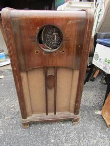 lot 4 image: Vintage Zeneth RadioStereo cabinet needs repair, # N- 632643