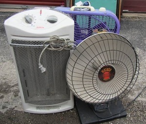 lot 119 image: Purple box fan, 2 electric heaters, sunbeam, heatdish