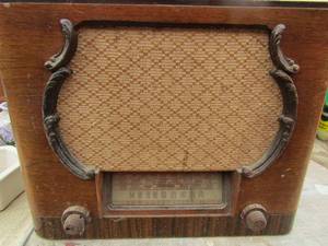 lot 121 image: Silvertone vintage radio cabinet, unknown working condition very sure it will need repaired
