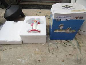 lot 127 image: Heavenly humor, where is the mall, lady statues, # 21355 both NEW