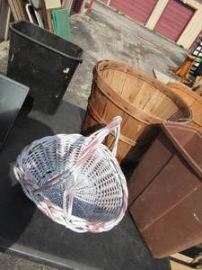 lot 129 image: 2 small waste baskets, 1 handled wicker basket, wooden wicker basket