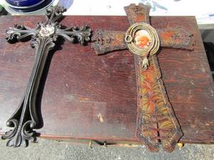 lot 148 image: 19 x 12 single pic frame cross, 19 x 11 cross wall dcor