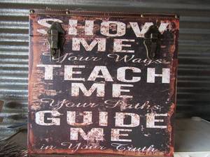 lot 157 image: 16x16x16 storage box