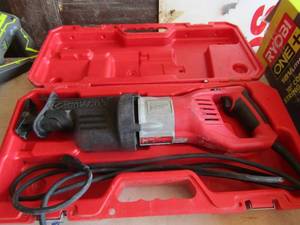lot 2 image: Milwalkee heavy duty sawzall in case, unknown working condition