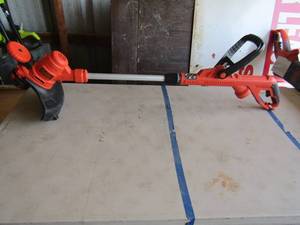 lot 32 image: Black & Decker 14 string trimmer edger uses Electric