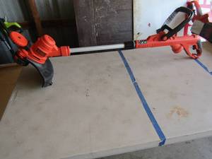 lot 33 image: Black & Decker 14 string trimmer edger uses Electric