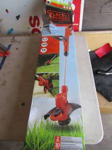lot 34 image: Black & Decker 14 string trimmer edger uses Electric