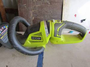 lot 42 image: Ryobi battery operated hedge trimmer dB sided trim