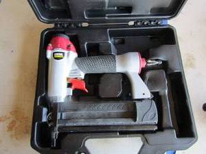 lot 51 image: Porter Cable Staple gun in case PNEUMATIC