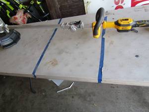 lot 79 image: Dewalt 20 volt brushless weed eater