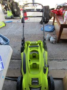 lot 92 image: Ryobi 20 cut 40 volt lawn mower unknown working condition, missing battery cover on top