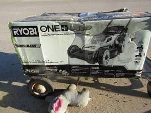 lot 96 image: Ryobi 18 volt 16 cut lawn mower, unknown working condition