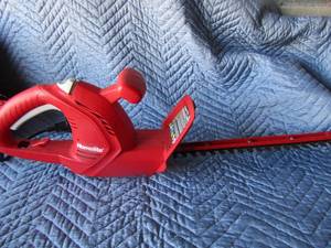 lot 106 image: Homelite hedge trimmer 120 volt electric