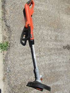 lot 178 image: Black & Decker 12in. Cut 20v weed eater