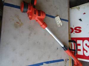lot 185 image: Black and decker type 2 120 volt weed eater, battery needed