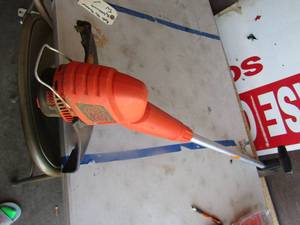 lot 187 image: Black and decker type 4 weed eater 120 volt