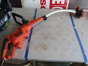 lot 188 image: Black and decker electric curved weed eater