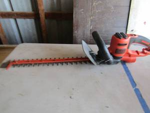 lot 22 image: Black and Decker 20 type 1 Hedge trimmer 120 Volt, Model BEHT- S300