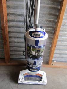 lot 7 image: Shark Bagless vacuum all attatchments includes, used but like new
