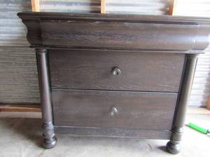 lot 8 image: Bassett 3 drawer chest lifted off ground with circle feet, very nice inside and out 36 X 42 X 19