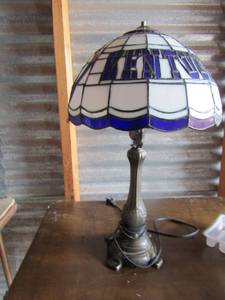 lot 19 image: UNIVERSITY OF KENTUCKY  STAINED GLASS LAMP SHADE ON A 20 Lamp