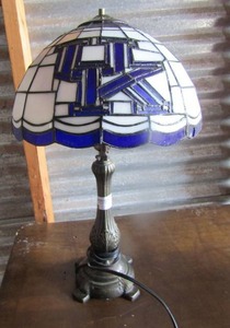 lot 20 image: UNIVERSITY OF KENTUCKY  STAINED GLASS LAMP SHADE ON A 20 Llamp U of K