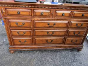 lot 35 image: Solid wood Universal furniture dresser 13 drawers , very nice like new, 416818