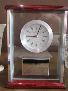 lot 58 image: Danbury table clock needs battery, 96 122