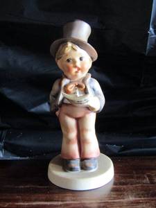 lot 138 image: Mj Hummel Street Singer  #131 from W. Germany