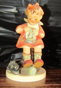 lot 156 image: Mj Hummel MOTHERS HELPER #133 W. Germany