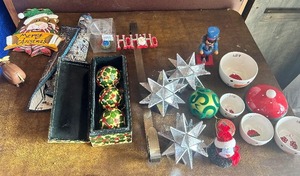 lot 163 image: HOHOHO door hanger, Ornaments, snowman measuring bowls qty 4 in set, and more
