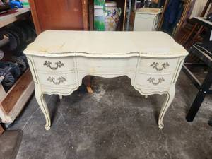 lot 201 image: Vintage bedroom furniture lot