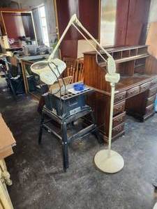 lot 206 image: Magnifying workstation floor lamp
