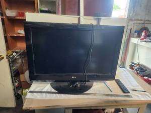 lot 177 image: LG TV with remote -  32 inch - works