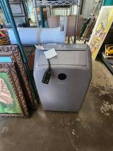 lot 179 image: Hisense mobile air conditioner and fan - works
