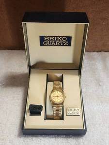 lot 5 image: Seiko gold tone ladies watch in case