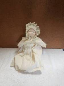 lot 9 image: Vintage baby doll music box