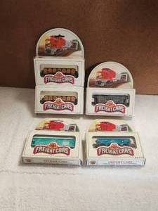 lot 13 image: Selection of 5 Bachmann N scale freight cars