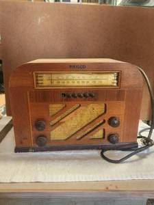 lot 15 image: Vintage Philco radio