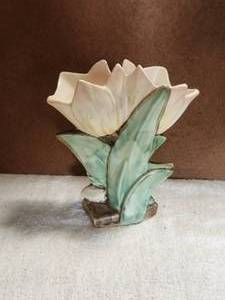 lot 19 image: Vintage - McCoy double tulip vase - 1950s