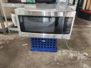 lot 196 image: LG microwave - works
