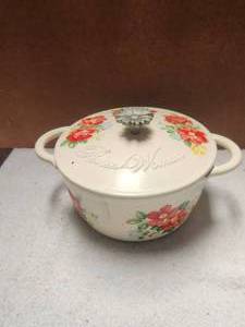 lot 189 image: Pioneer Woman cast iron dutch oven
