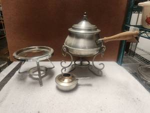 lot 87 image: Selection of Fondue items
