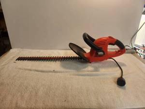 lot 90 image: Black & Decker 22 hedge trimmer