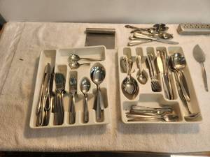 lot 117 image: Generous selection of silverware