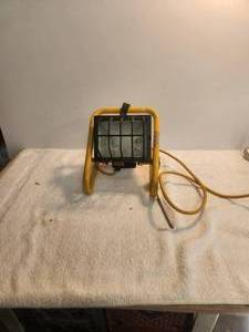 lot 118 image: The Designers Edge work light with plugs