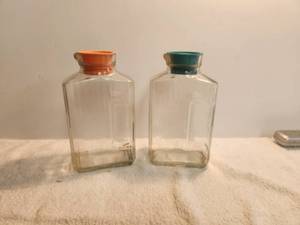 lot 123 image: Selection of 2 vintage Anchor Hawkins 2 qt juice containers