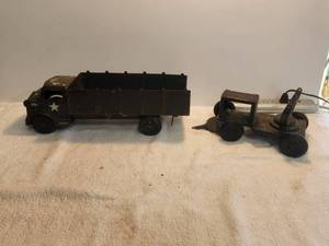 lot 136 image: Vintage toy truck