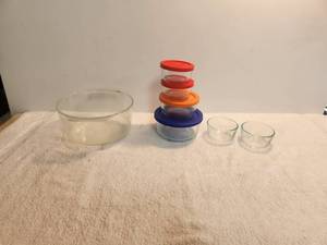 lot 183 image: Selection of Pyrex bowls