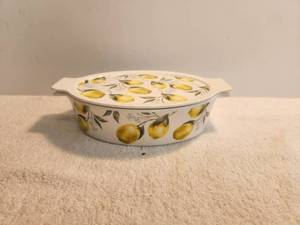 lot 184 image: 3 in 1 Graces Pantry lidded baker